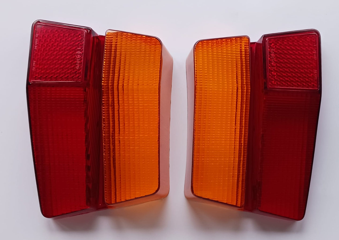 Pareja de tulipas traseras Dodge 3700 y 3700 GT (Producción actual)